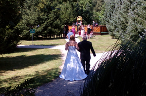 Rozkvetlý lázeňský park je romantickým místem pro váš svatební den