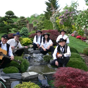 Hudba a taneční večery: dubnové akce v lázeňské kavárně