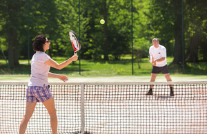 V rámci Vašeho pobytu si užijte i tenis v našem lázeňském parku V rámci Vašeho pobytu si užijte i tenis v našem lázeňském parku